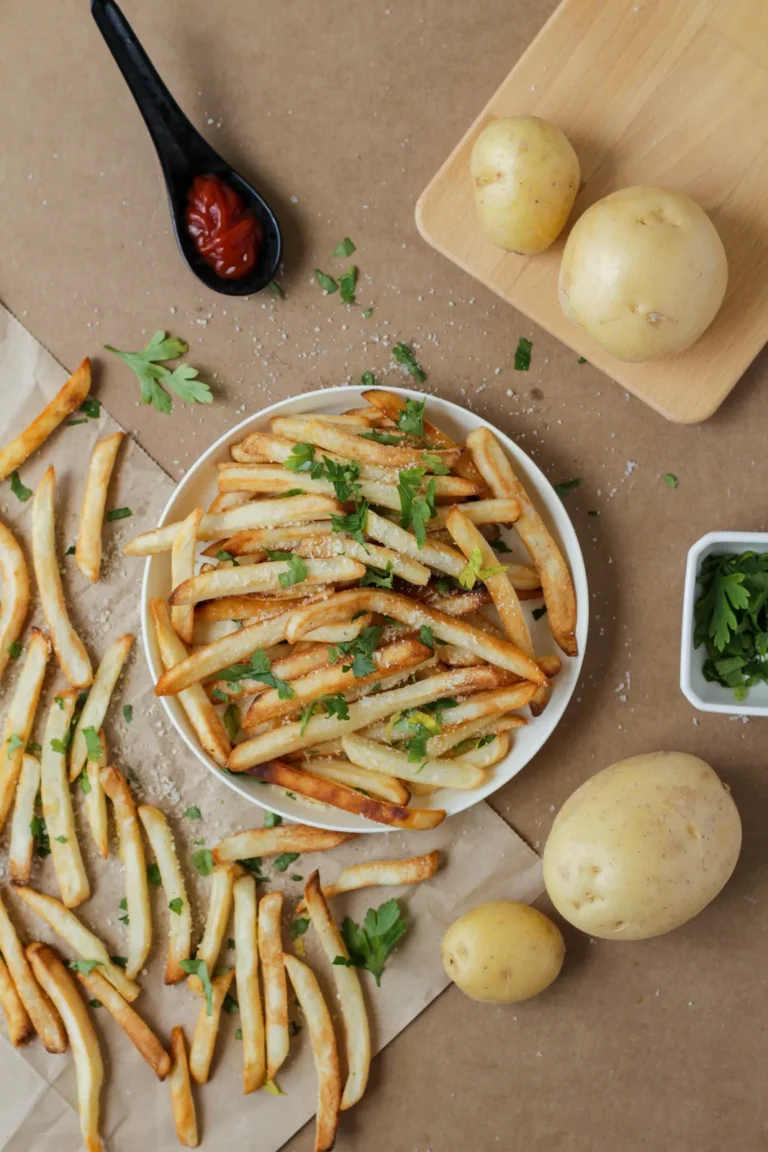 Verse friet naast plakjes rauwe aardappel