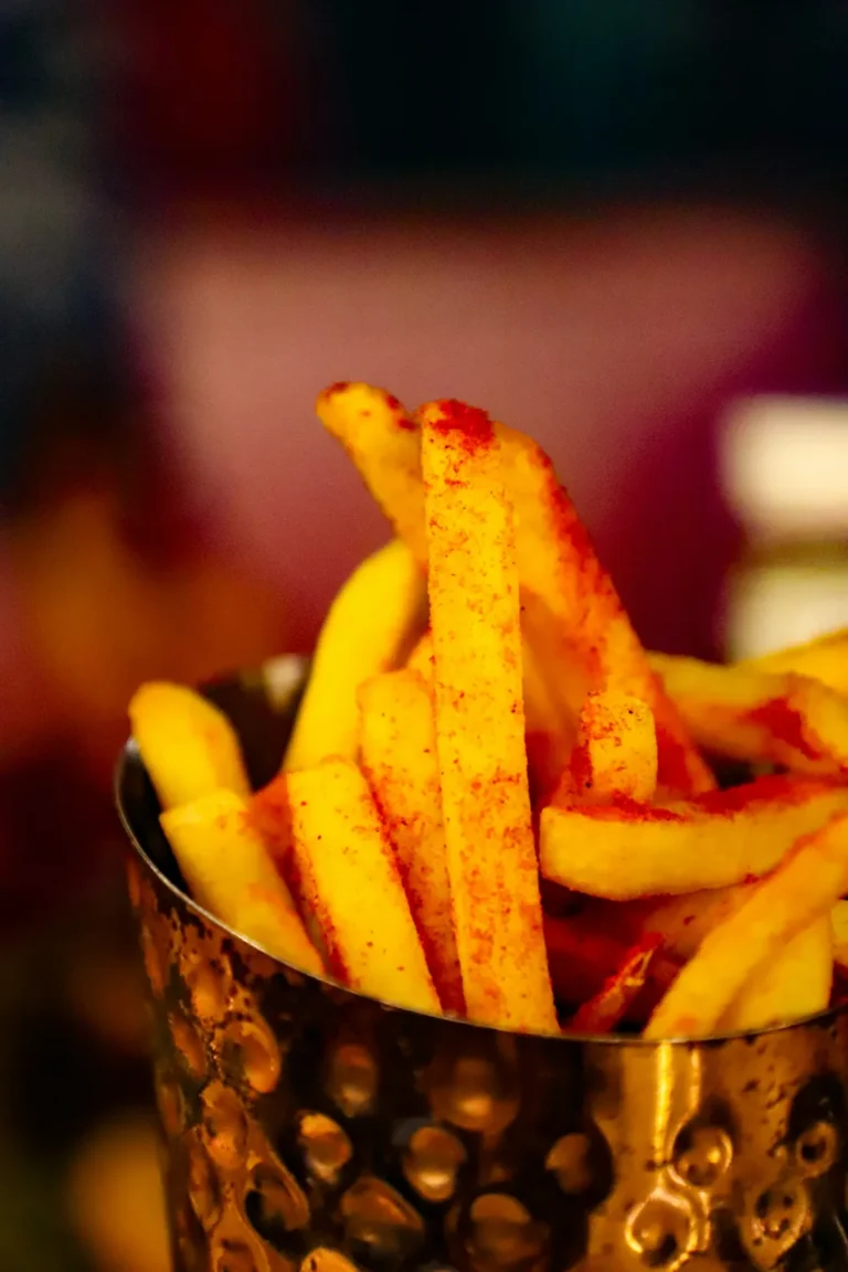 Dikke friet in een metalen bekertje
