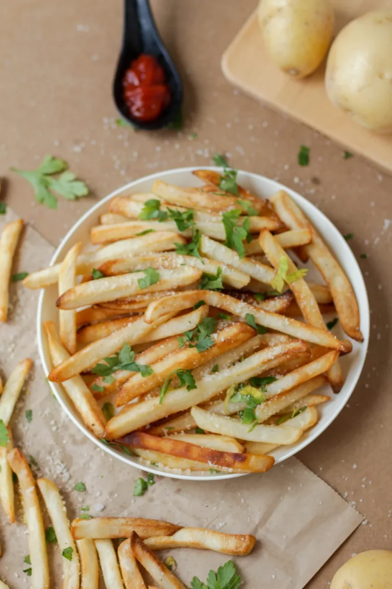 Dunne verse friet op een wit bord
