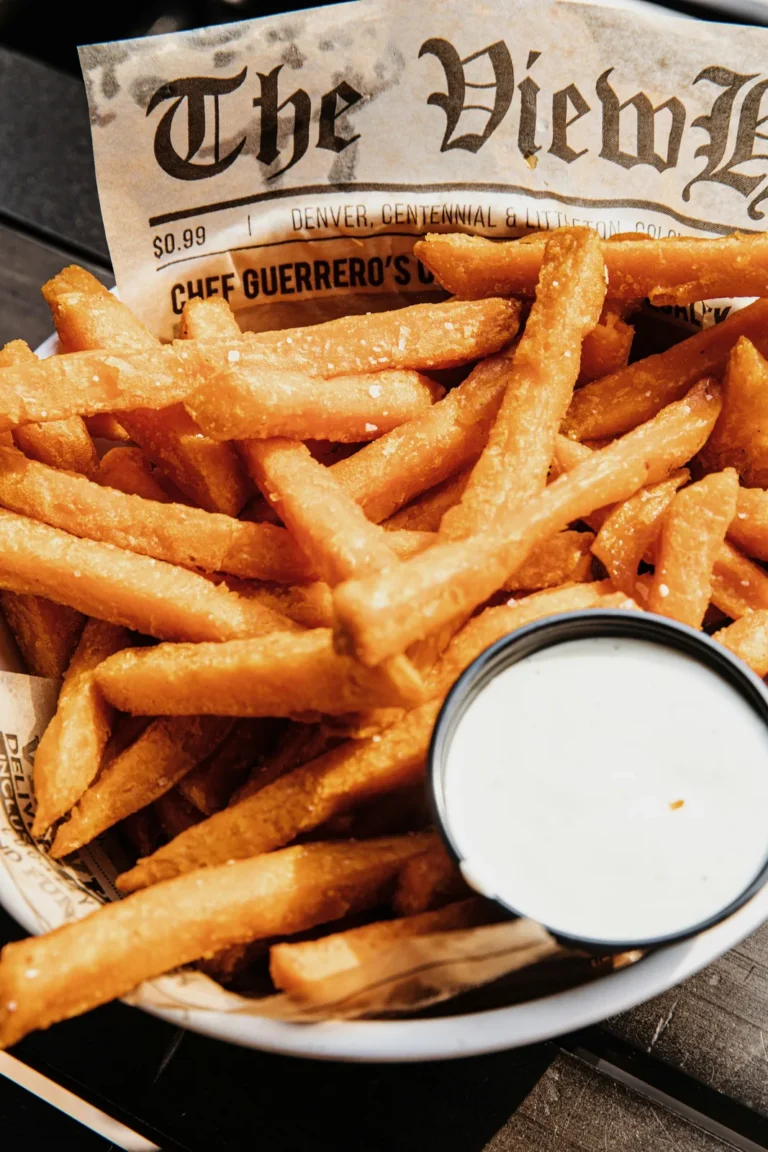 Verse friet op wit frietpapier